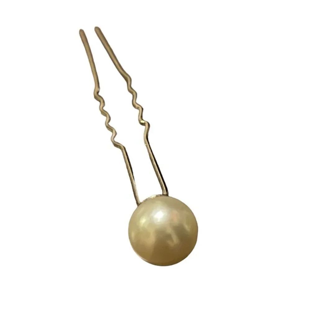 Minimalist pearl hair pin